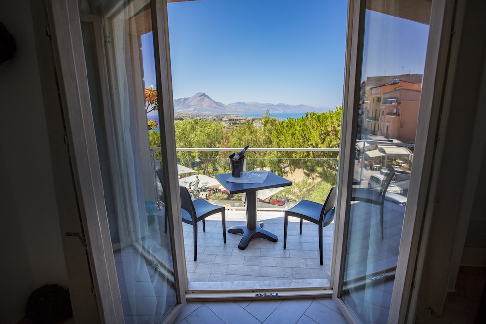 Panoramic Room, Balcony, Ocean View photo 1