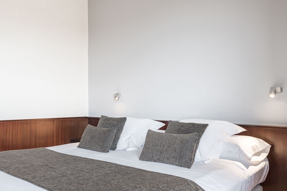 Superior Double or Twin Room (Empordá View) - Photo 5