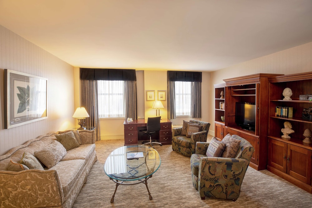 Suite, 1 King Bed (Authors) photo 1
