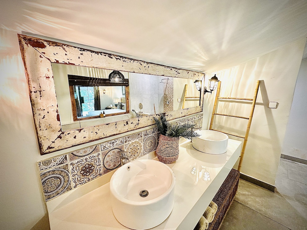 Luxury Room, 1 King Bed, Resort View photo 3