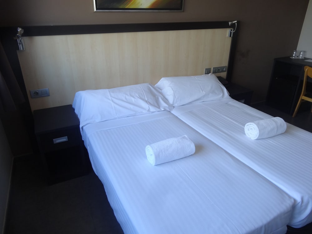 Twin Room - Photo 5