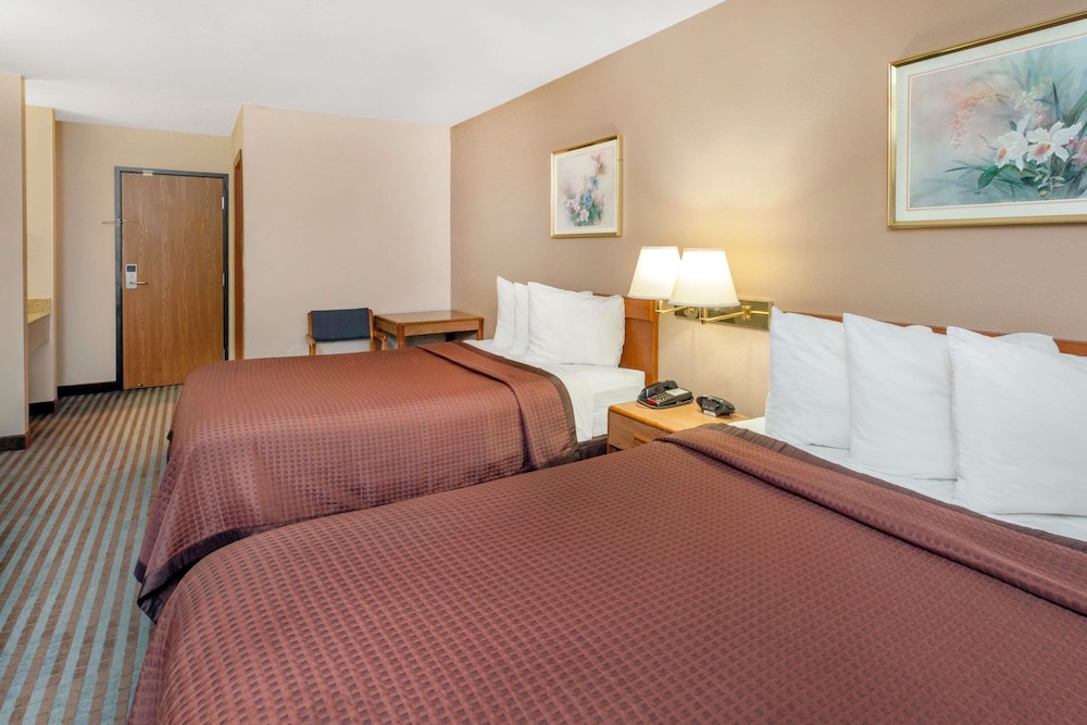 Room, 2 Double Beds, Refrigerator photo 3