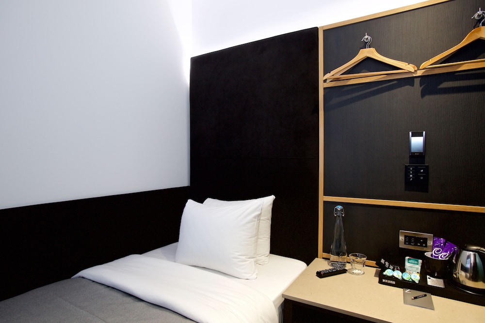 Single Room, No Windows photo 1