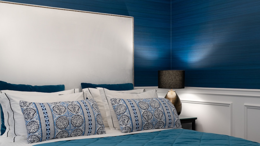 Deluxe Suite, 1 King Bed, Balcony, City View photo 2