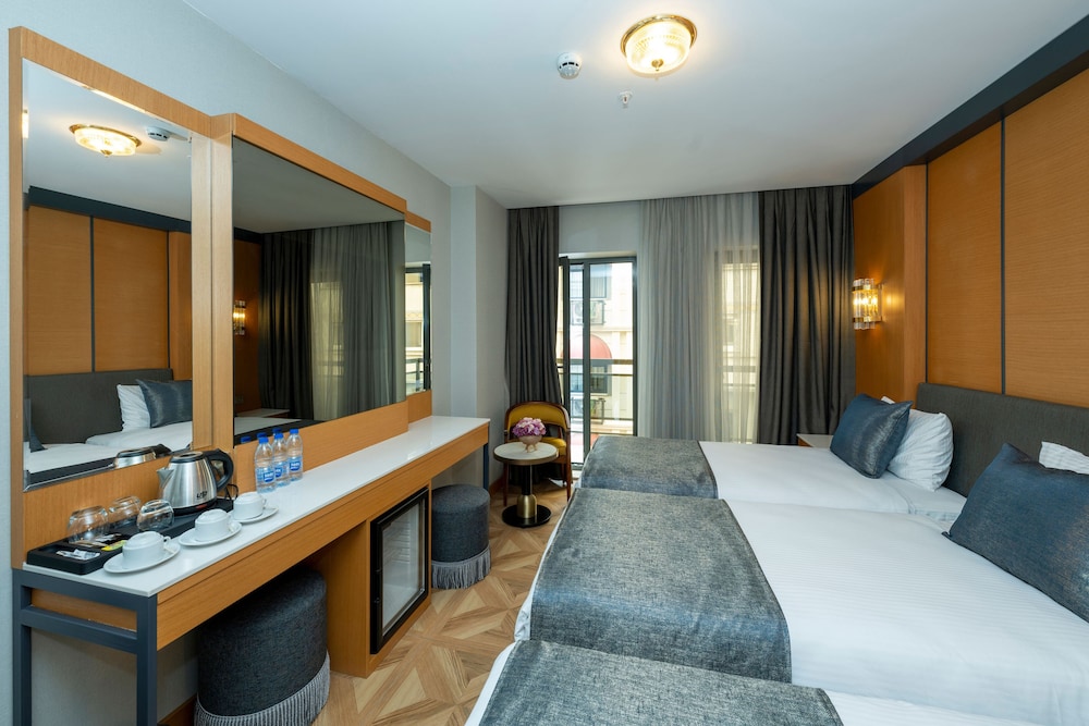 Luxury Triple Room, Balcony photo 1