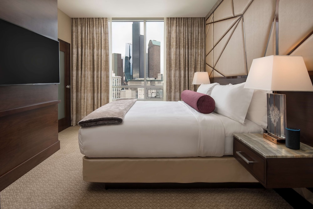 Penthouse, 1 King Bed (Skyline)