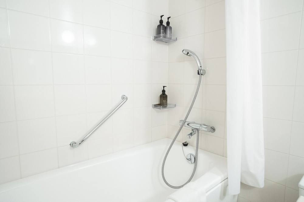 Signature Suite (Non-smoking) - Photo 5