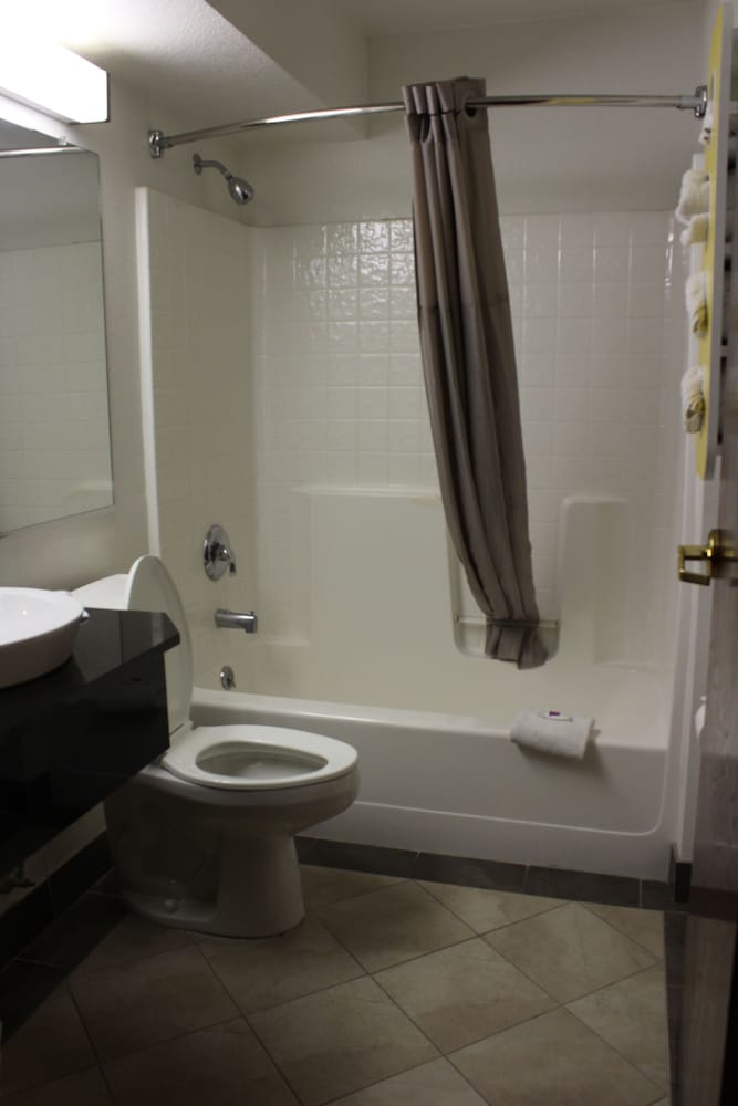 Standard Room, 1 Queen Bed With Sofa Bed, Non Smoking, Refrigerator & Microwave - Photo 7