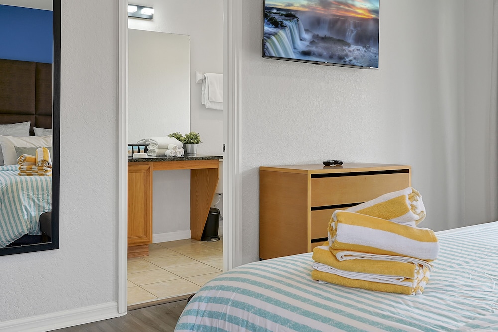 Standard Townhome, 4 Bedrooms, Hot Tub - Photo 3