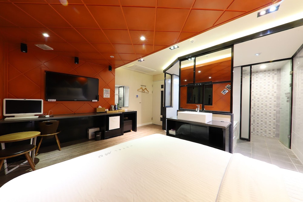 Family Room, City View photo 2