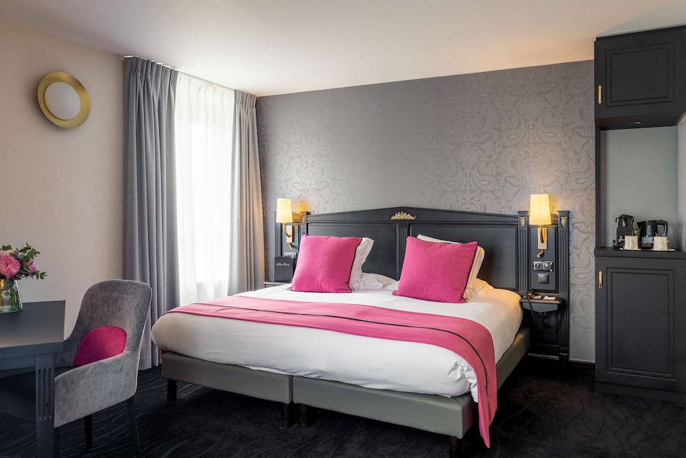 Deluxe Room, 1 King Bed, Non Smoking (Larger Room) - Photo 1