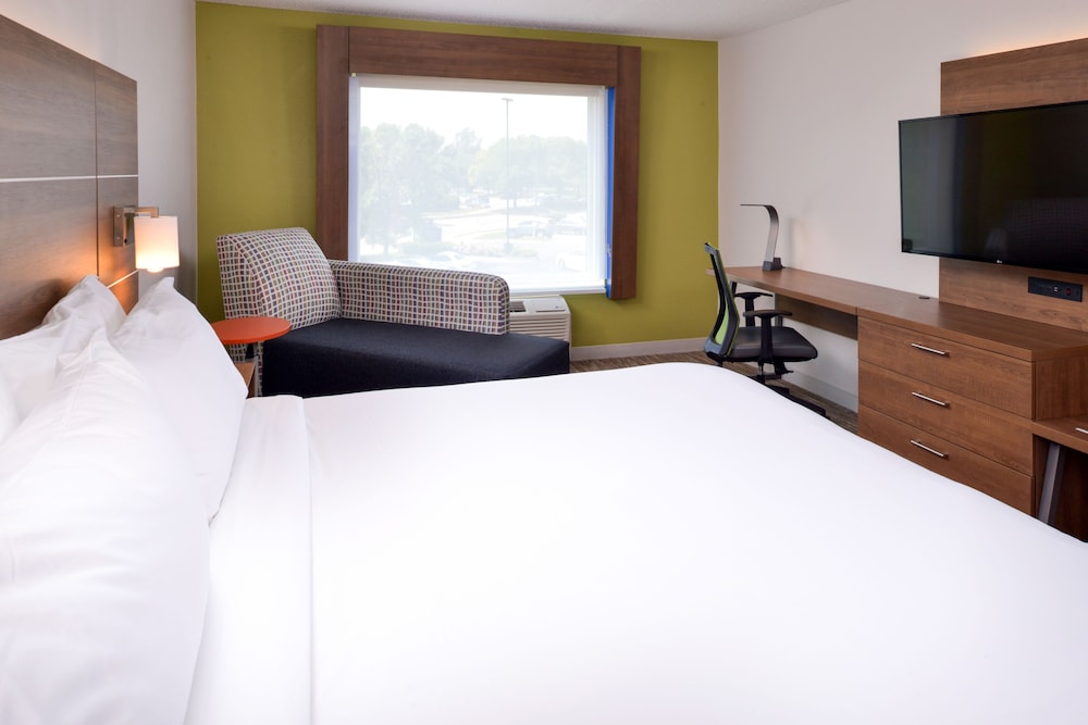 Suite, 1 King Bed, Accessible (Communications) - Photo 3