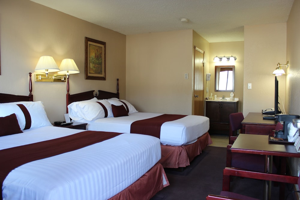 Standard Room, 2 Queen Beds, Refrigerator, Non Smoking photo 2