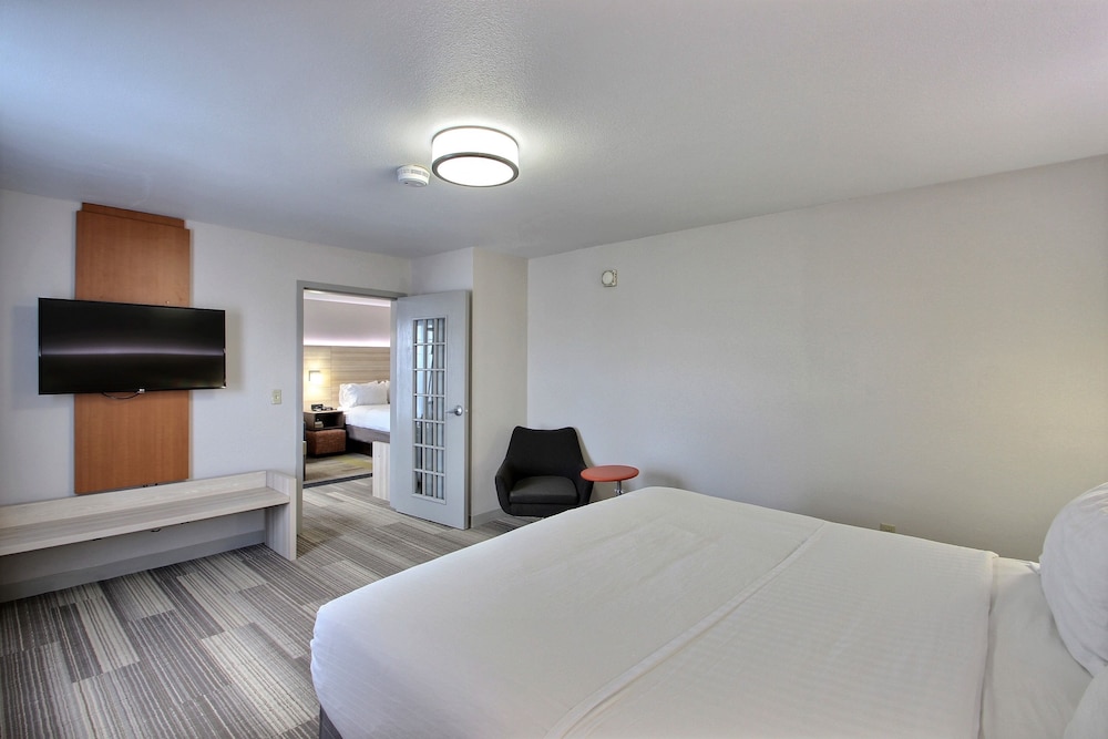 Suite, 1 Bedroom - Photo 1