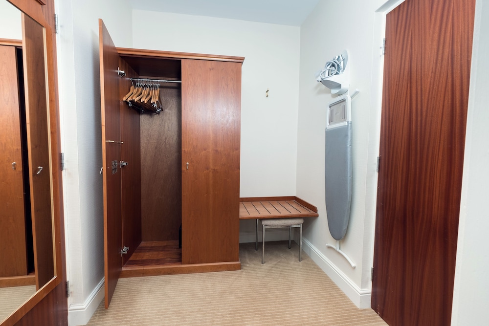 Deluxe Room, 1 King Bed, Non Smoking - Photo 3