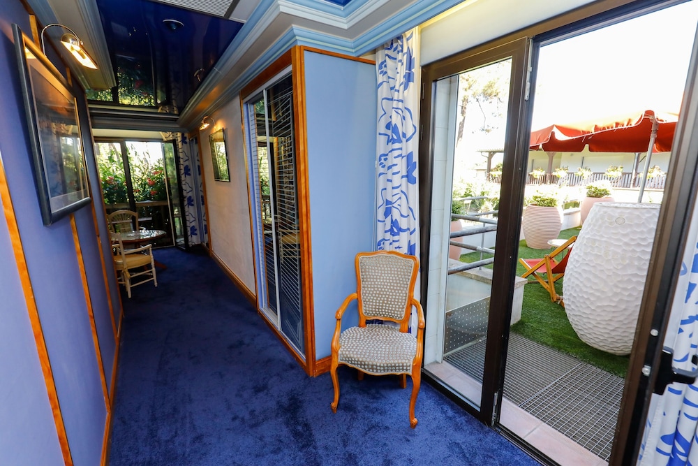 Junior Suite, Non Smoking, Park View photo 3