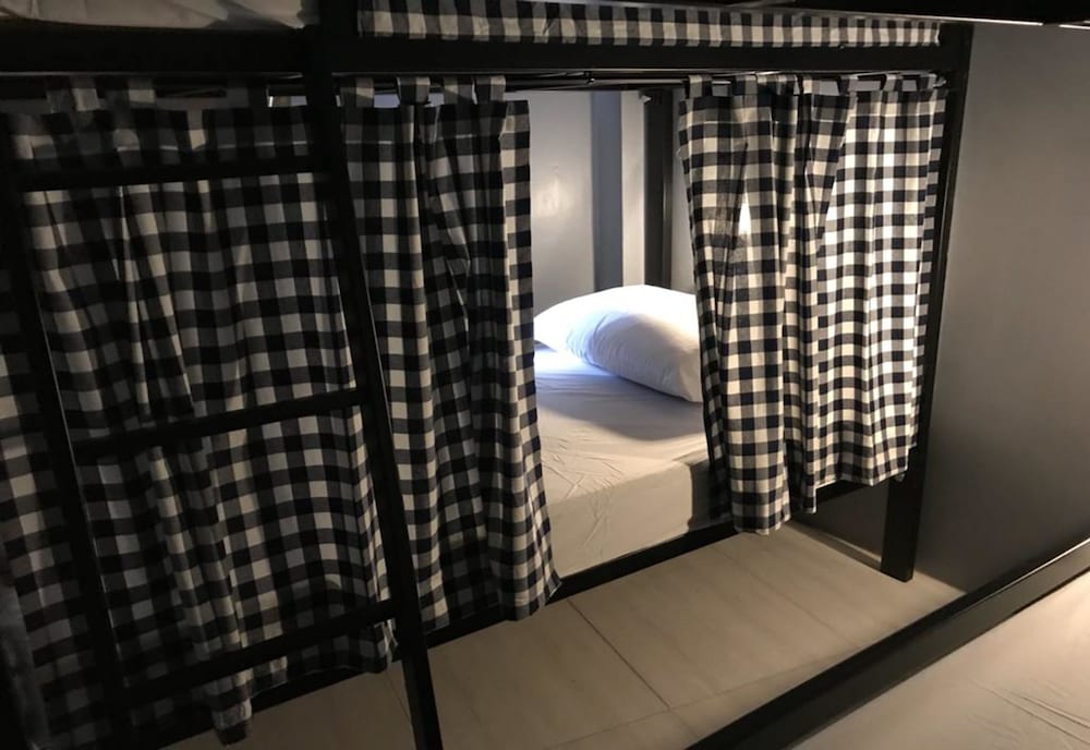 6-Bed Mixed Dormitory Shared Bathroom photo 2