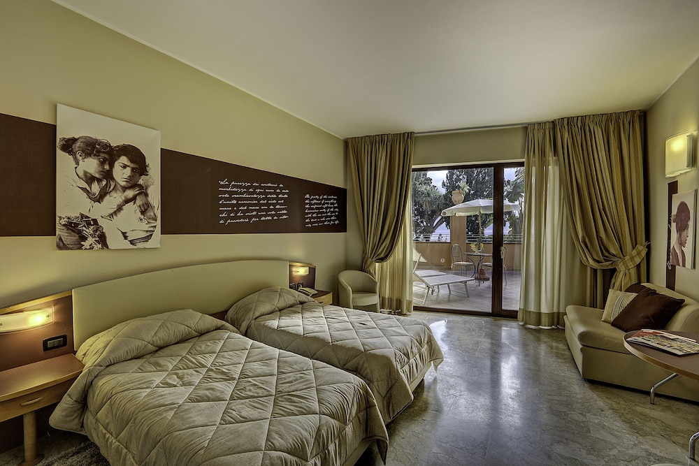 Superior Triple Room, Balcony, Sea View - Photo 2
