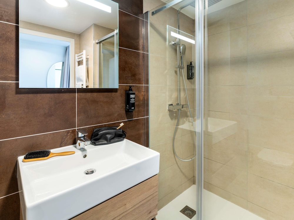 Standard Room, 2 Twin Beds, Balcony - Photo 9