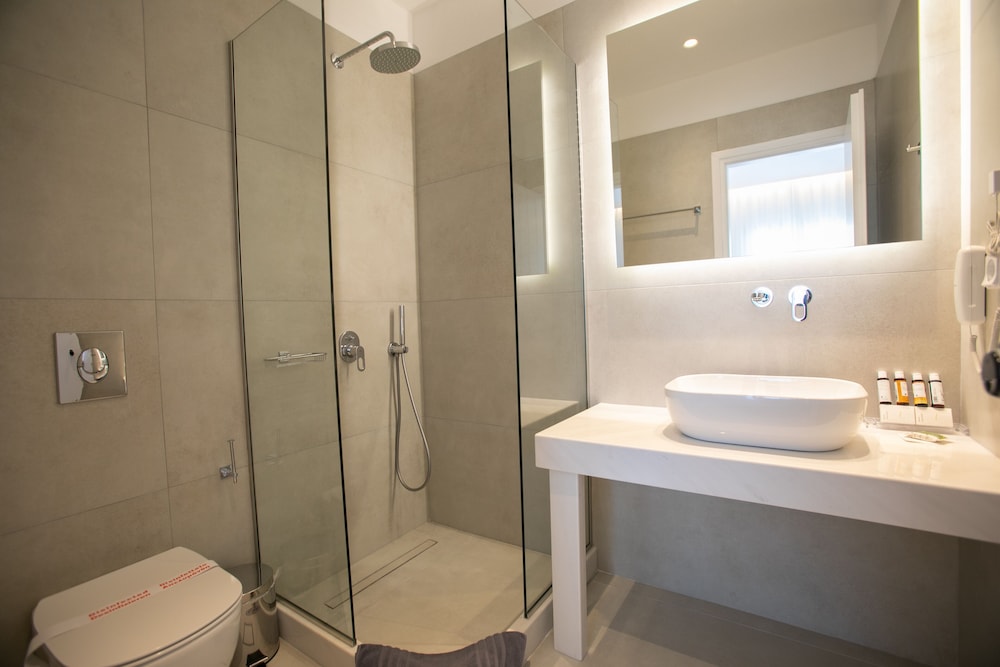 Deluxe Double or Twin Room, Partial Sea View photo 3