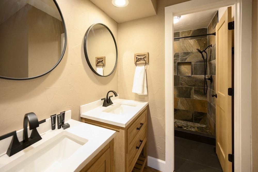 Condo, 1 Bedroom, 2 Bathrooms photo 2