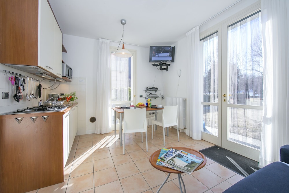 Family Apartment, 1 Bedroom, Lakeside (Porto Letizia Begonia 1)