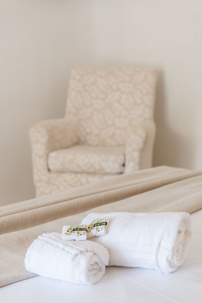 Standard Double or Twin Room - Photo 9