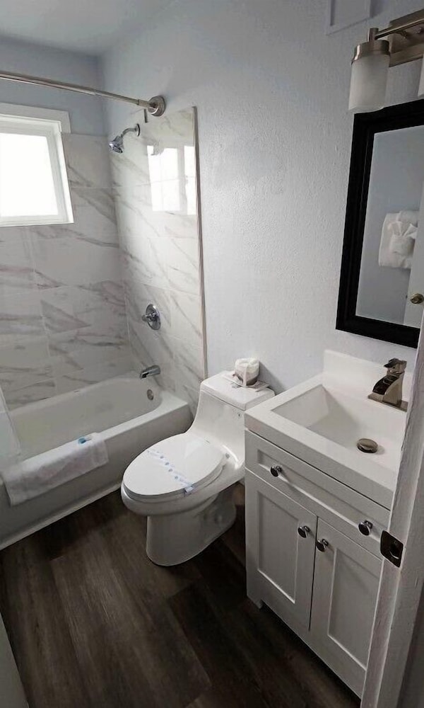 Standard Room, 1 Queen Bed, Ocean View photo 2