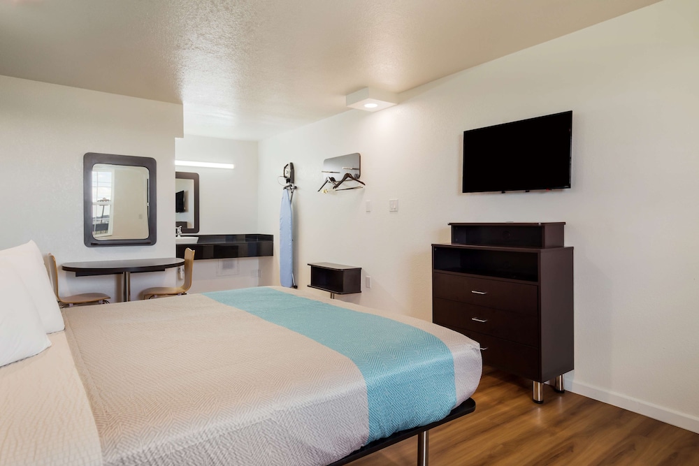 Standard Suite, 1 King Bed, Accessible, Non Smoking photo 2