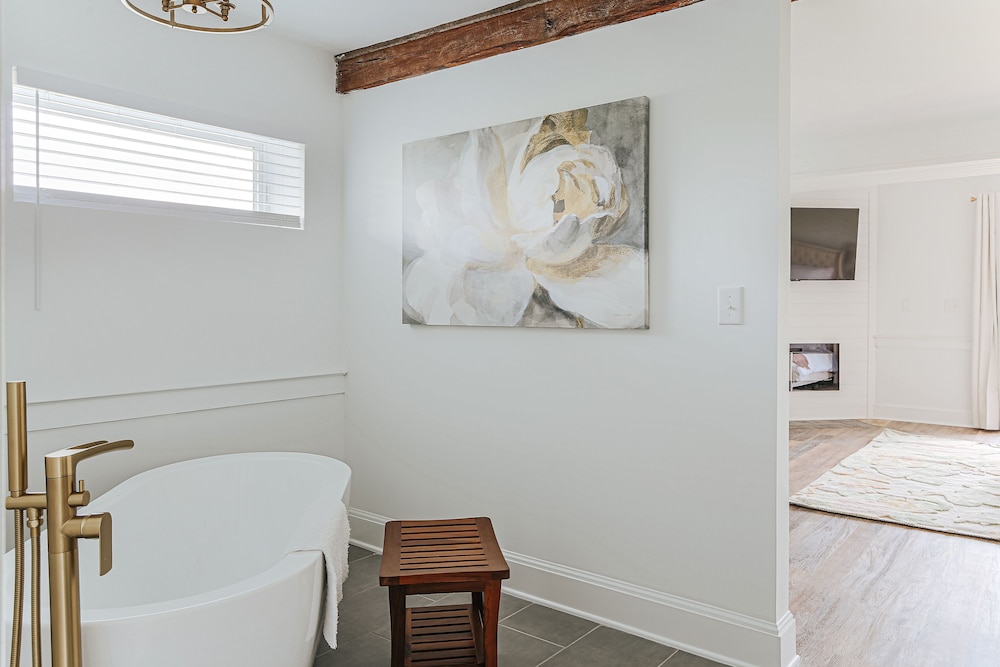 Superior Suite, Ensuite (7) photo 3