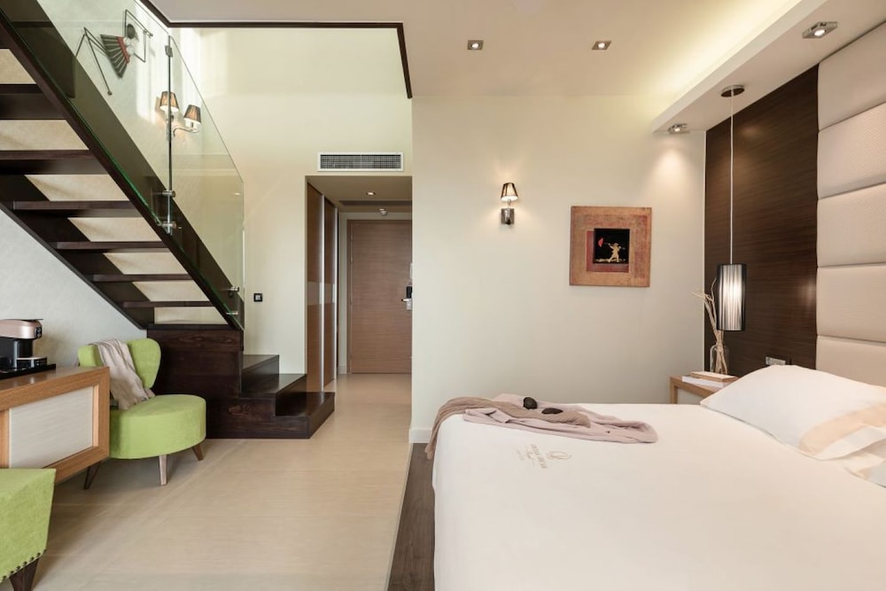 Luxury Maisonette with Private Pool & Sea View - Photo 4