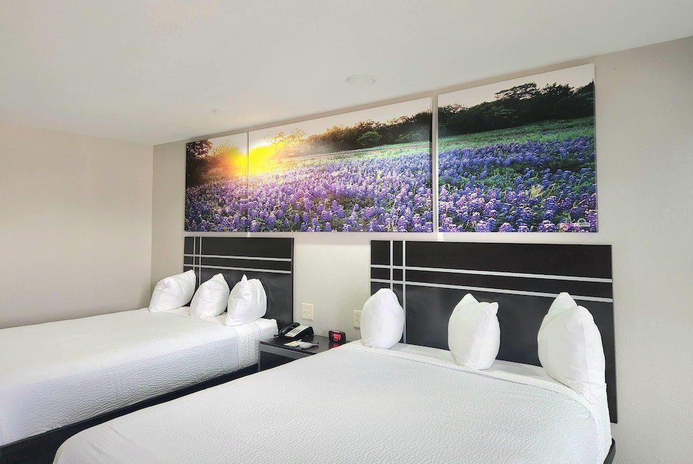 Standard Room, 2 Queen Beds, Smoking - Photo 6