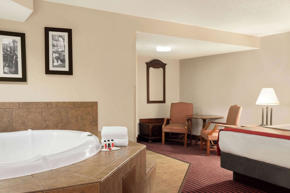 Deluxe Studio Suite, 1 King Bed, Non Smoking photo 2