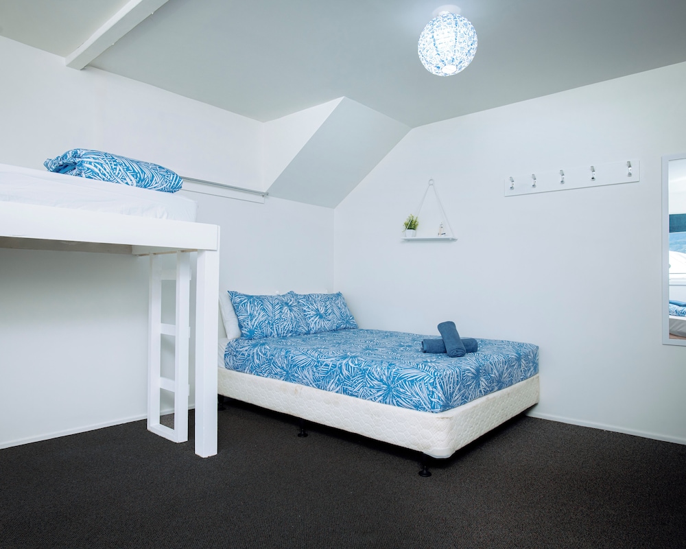 Triple share room