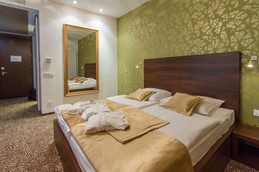 Suite, Jetted Tub - Photo 2