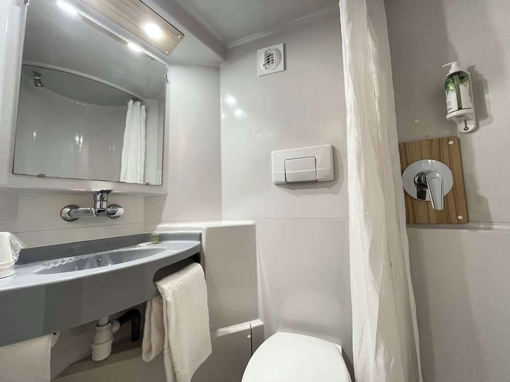 Triple Room, Multiple Beds photo 3