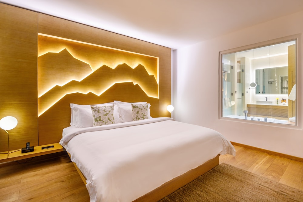 Deluxe King Suite With Bathtub and Private Balcony photo 2