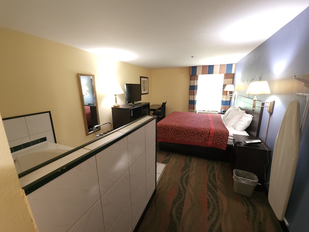 Studio Suite, 1 King Bed, Non Smoking - Photo 3