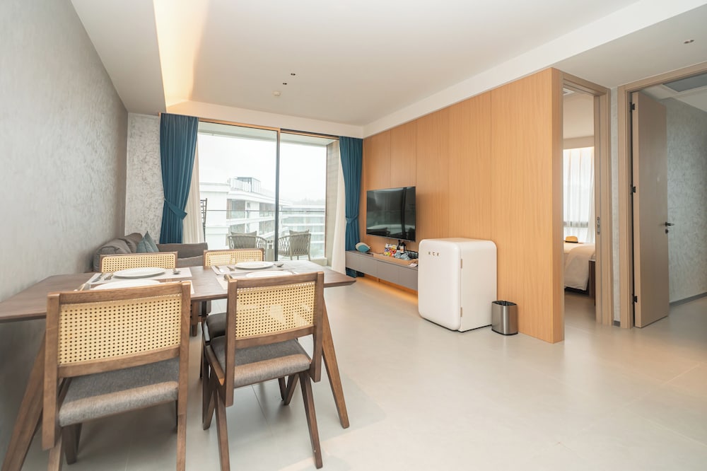 Premier Suite, 2 Bedrooms, Balcony, Pool View photo 1