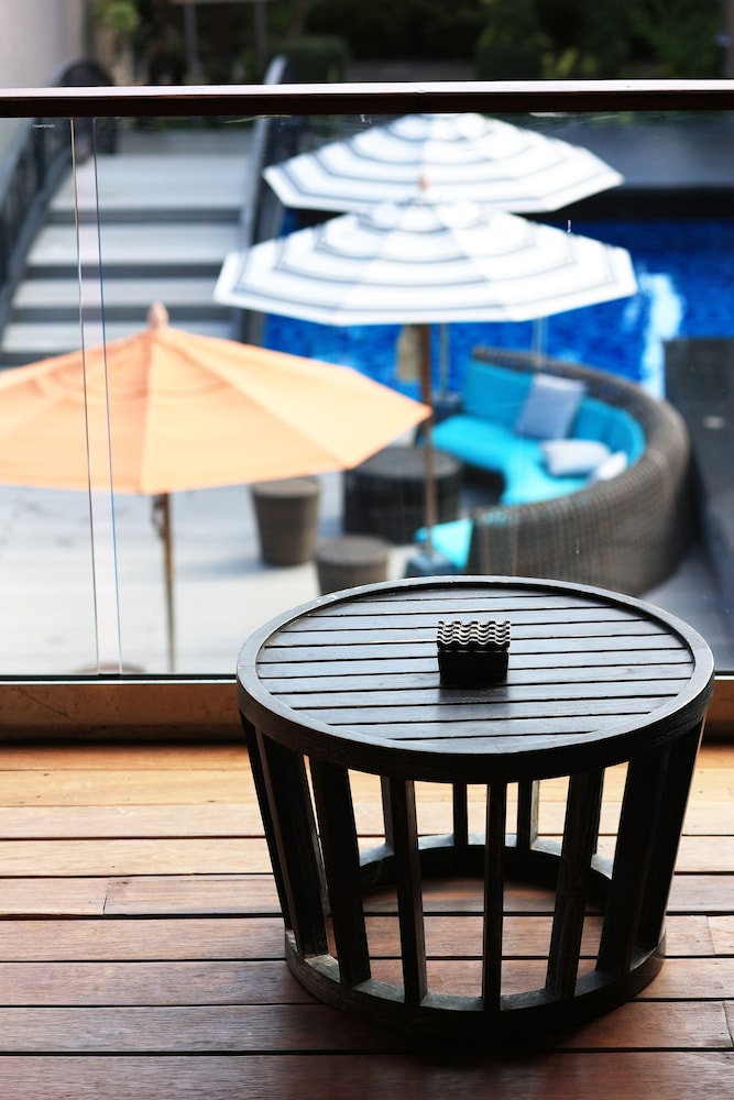 Deluxe Pool View - Photo 11