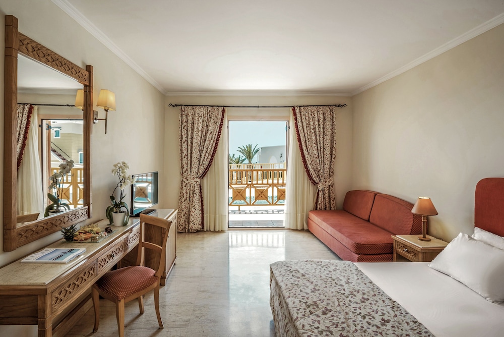 Superior Twin Room (Sharing Pool)