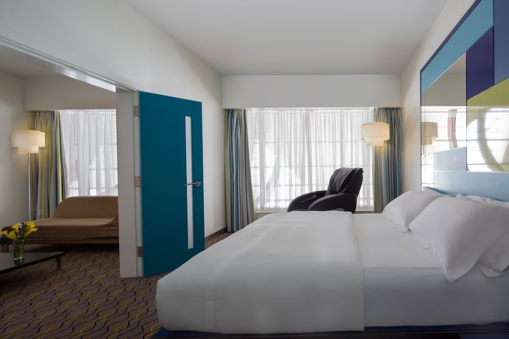 Junior Suite At Concourse B Near Gate B14 Or B22