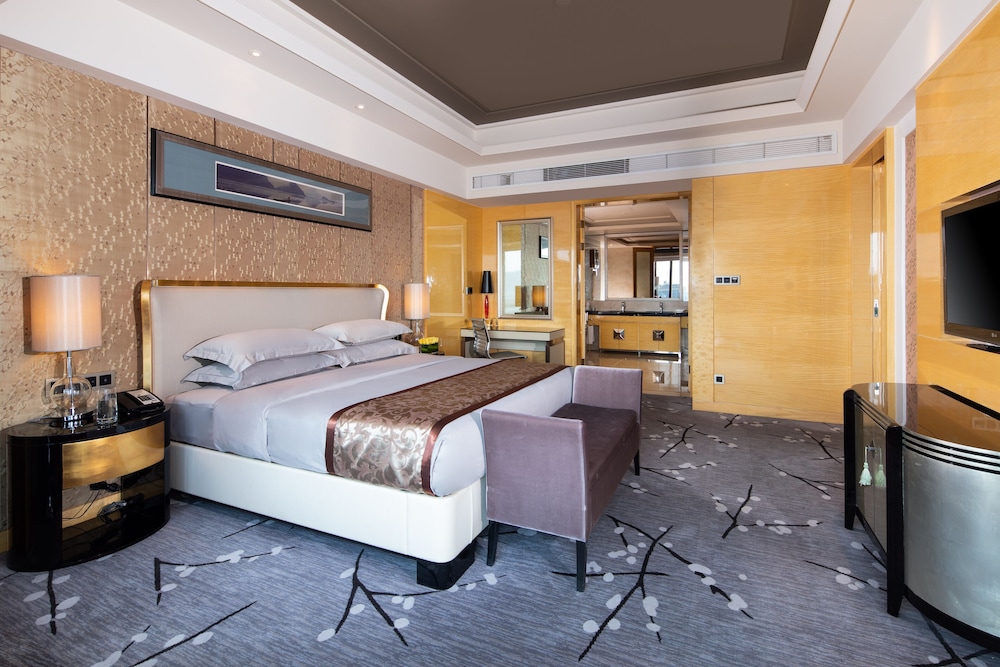 Executive Suite, 1 King Bed, Smoking