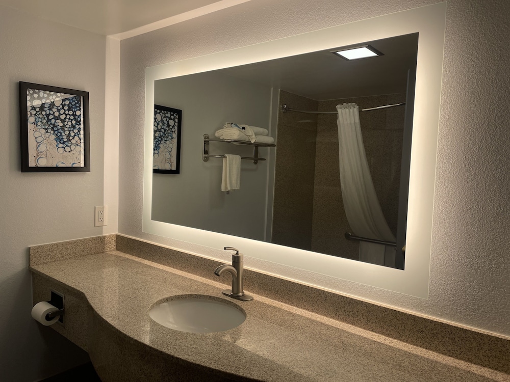 Room, Multiple Beds, Accessible, Non Smoking (Mobility) - Photo 4