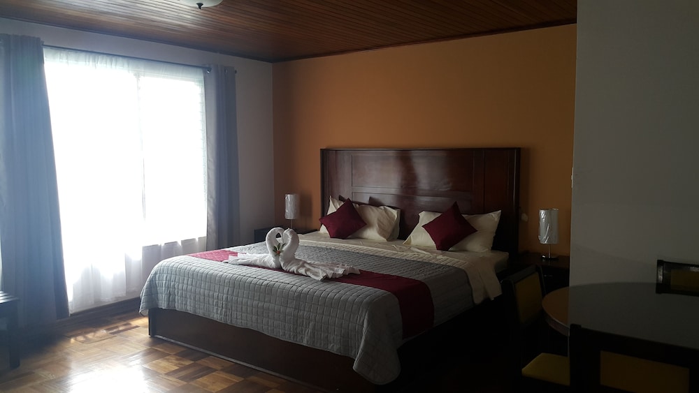 Exclusive Suite, 1 King Bed, Poolside photo 3