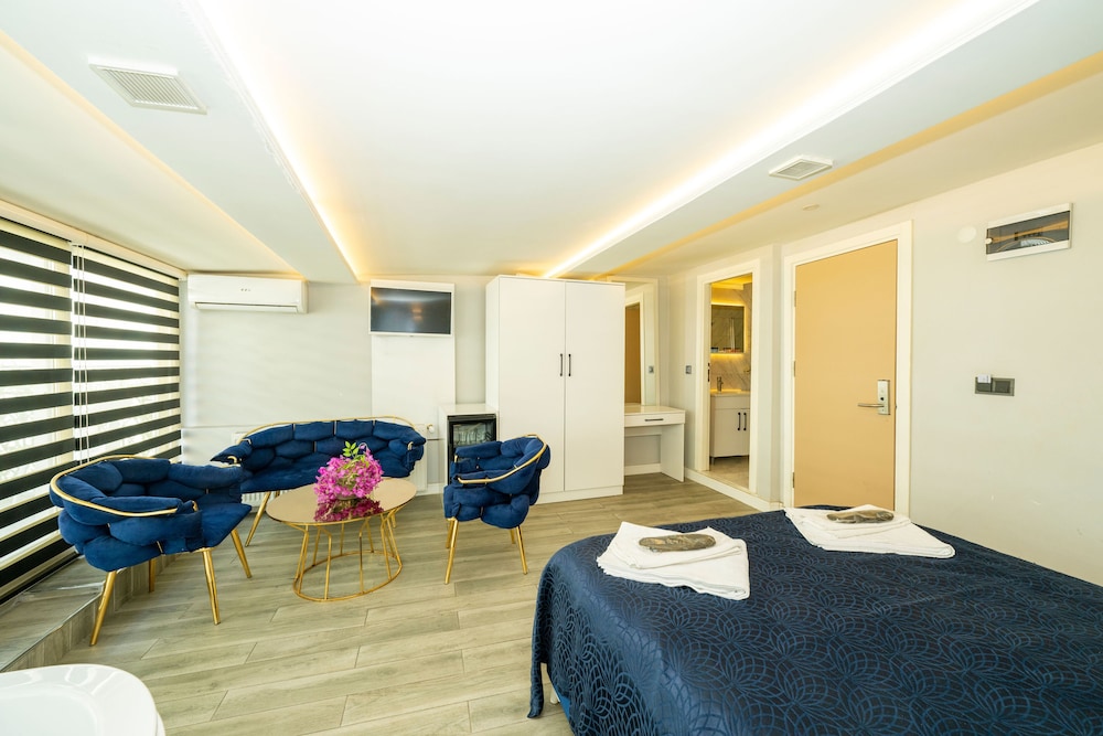 Elite Room, 1 Queen Bed, Jetted Tub, City View photo 1