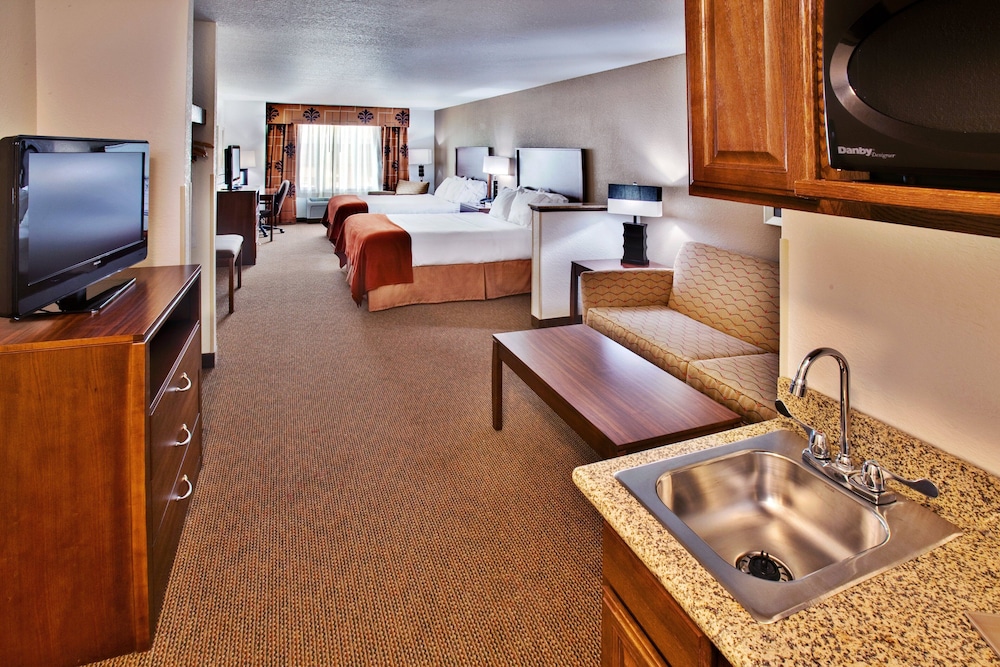 Suite - Photo 1