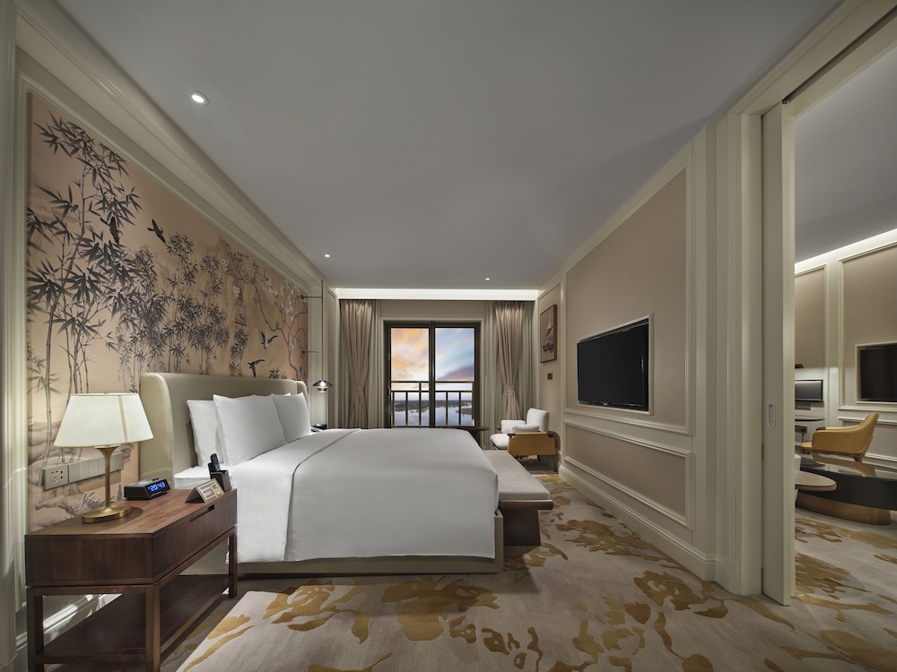Deluxe Suite, 1 King Bed photo 2