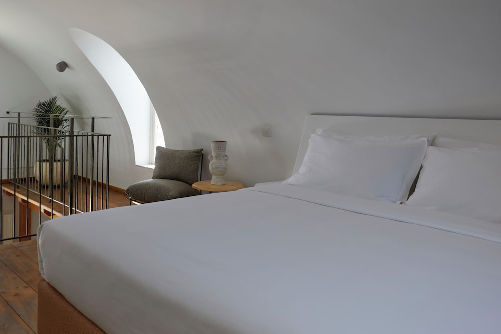 King Two-Bedroom Duplex Suite with Private Heated Pool and Hydromassage