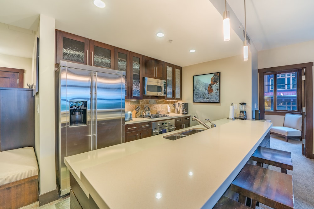 Luxury Condo, 3 Bedrooms photo 2